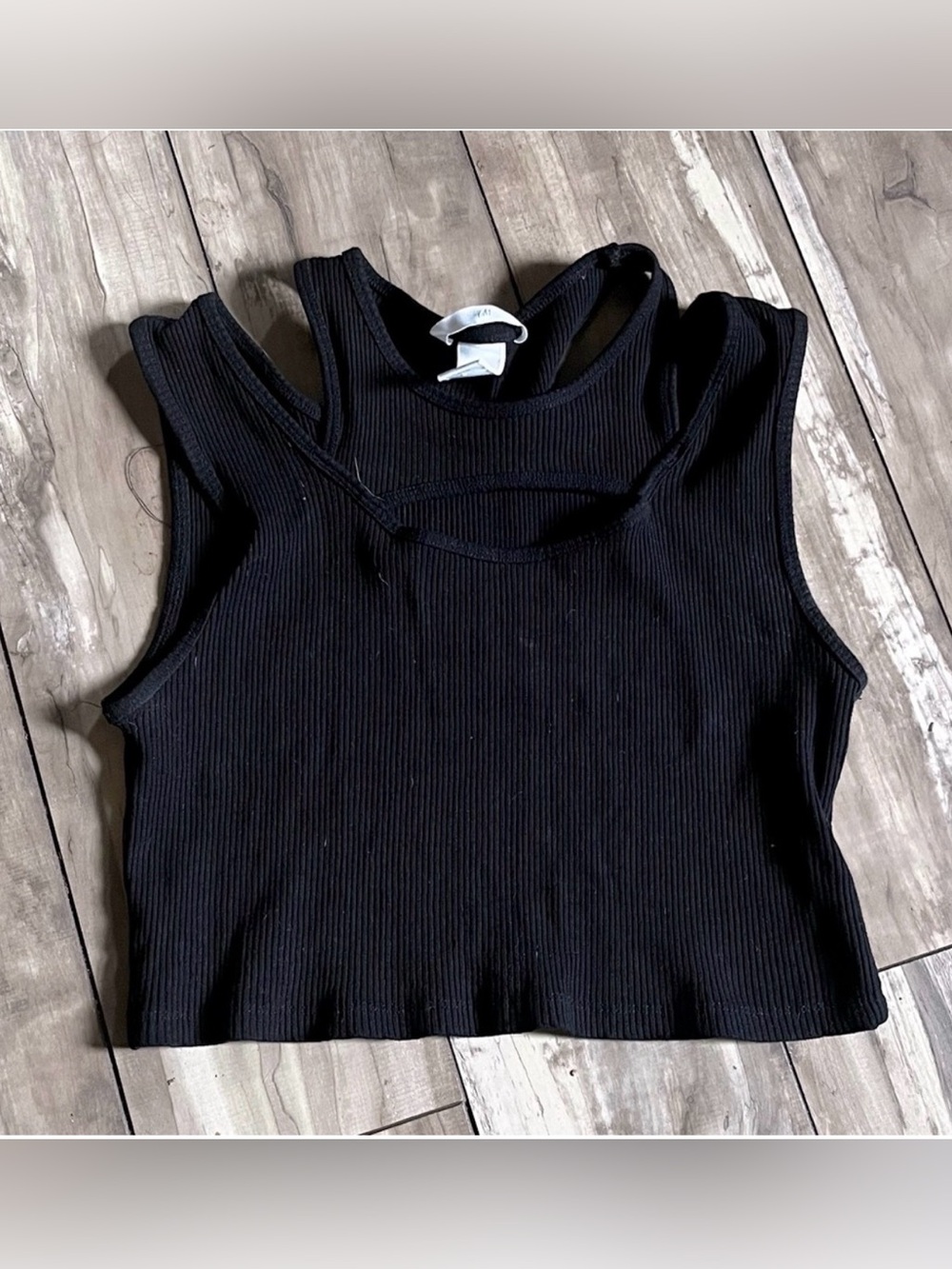 H&M black ribbed cropped tank top featuring a cut-out design